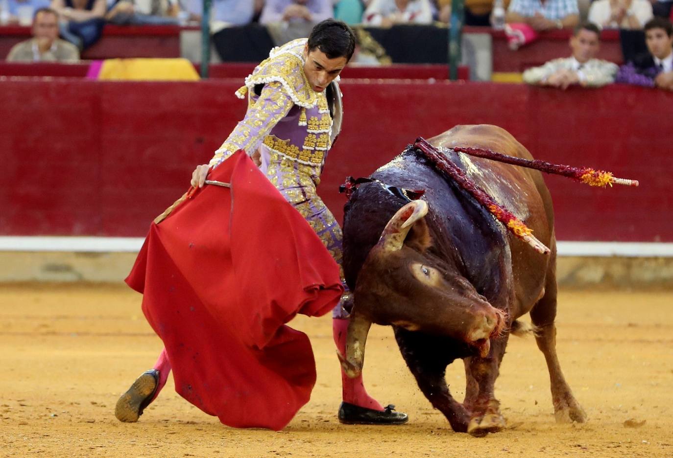 El torero lorquino perdió la puerta grande por el descabello en el séptimo festejo de la Feria del Pilar