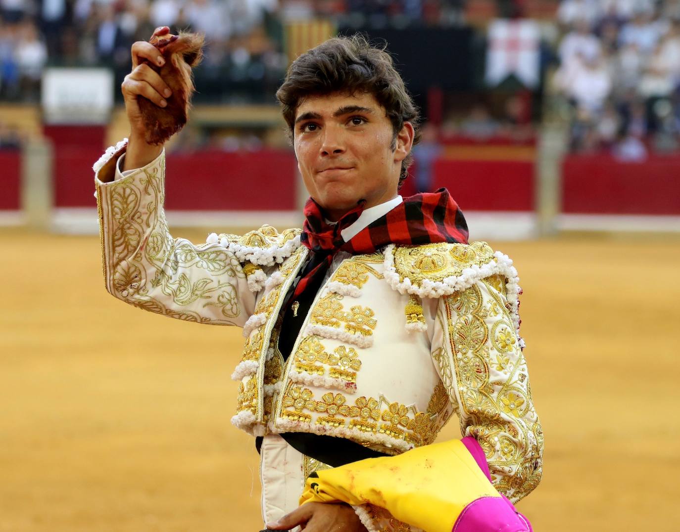El torero lorquino perdió la puerta grande por el descabello en el séptimo festejo de la Feria del Pilar
