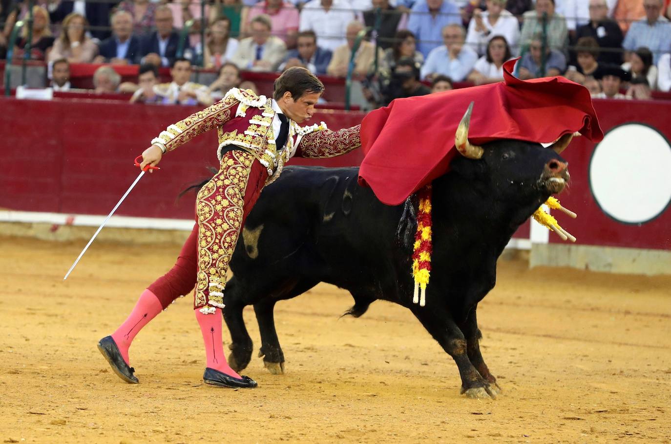 El torero lorquino perdió la puerta grande por el descabello en el séptimo festejo de la Feria del Pilar