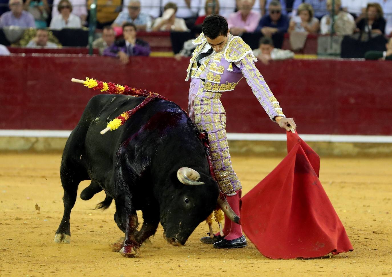 El torero lorquino perdió la puerta grande por el descabello en el séptimo festejo de la Feria del Pilar