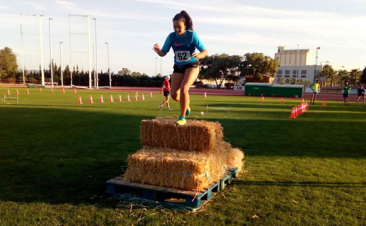 Una joven participa en la prueba de atletismo.