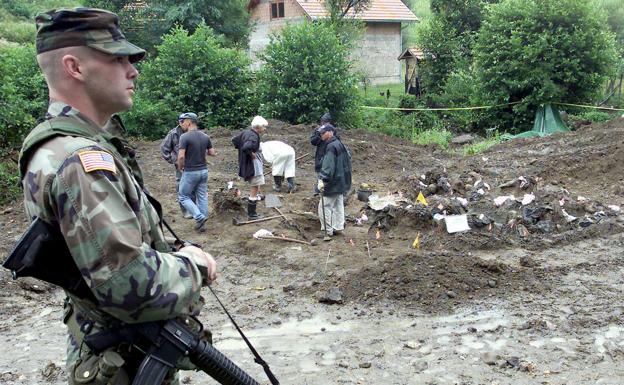 Un soldado custodia las excavaciones para recuperar los cuerpos de los 8.000 ejecutados en Srebrenica (imagen de archivo).