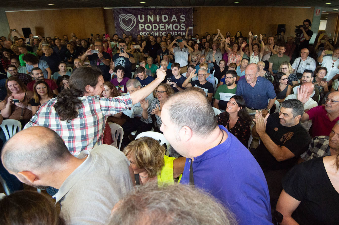 El líder de Unidas Podemos comprueba en Murcia el músculo de su formación en un acto en que no hubo mención a la marcha de Urralburu