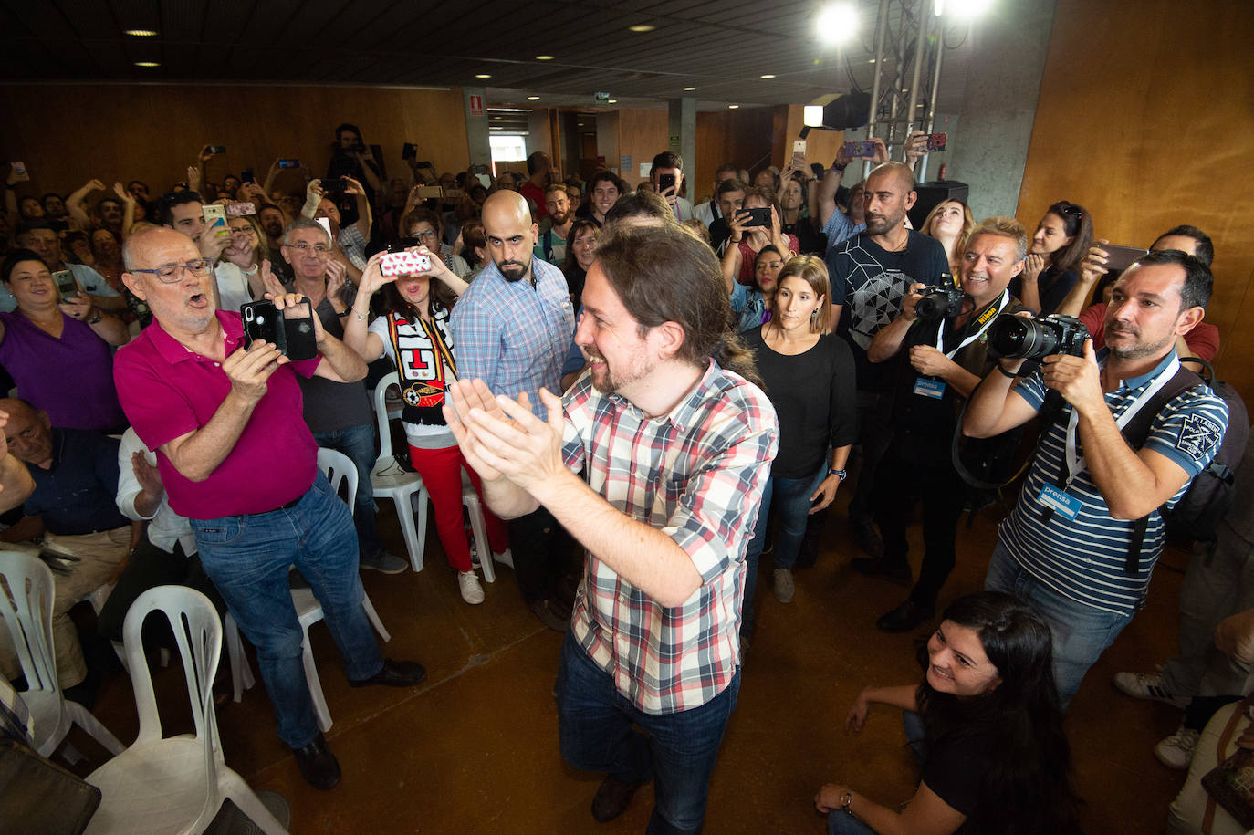 El líder de Unidas Podemos comprueba en Murcia el músculo de su formación en un acto en que no hubo mención a la marcha de Urralburu
