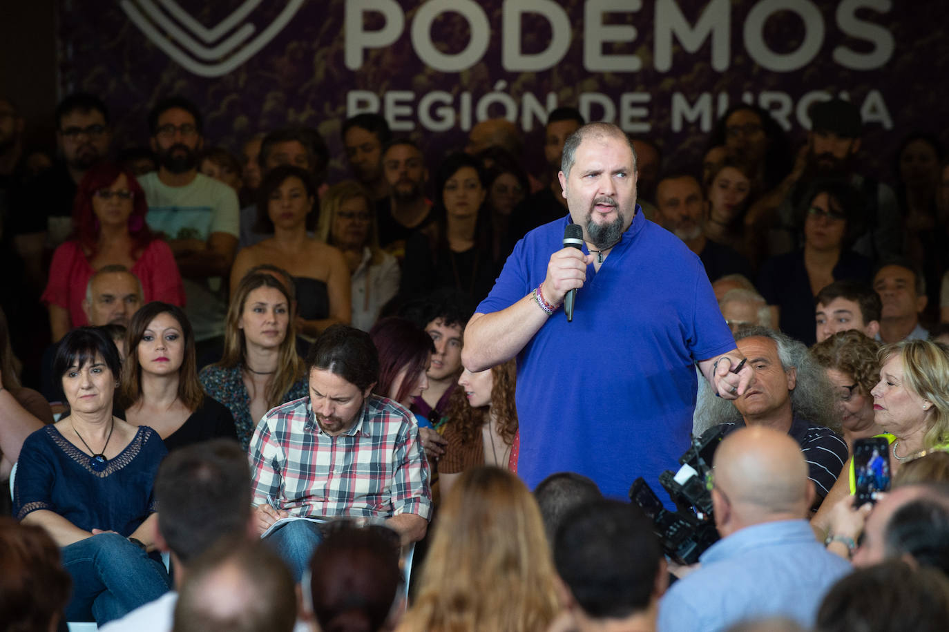 El líder de Unidas Podemos comprueba en Murcia el músculo de su formación en un acto en que no hubo mención a la marcha de Urralburu