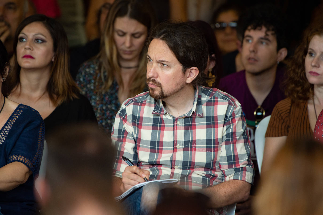 El líder de Unidas Podemos comprueba en Murcia el músculo de su formación en un acto en que no hubo mención a la marcha de Urralburu