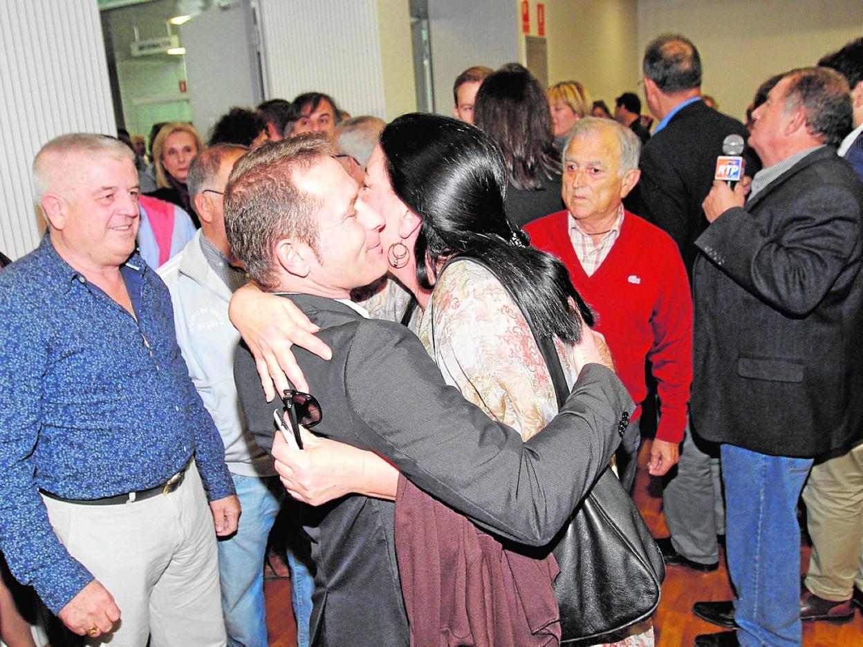 El alcalde independiente Antonio León, siendo felicitado en 2015 por un grupo de simpatizantes cuando prosperó la moción de censura contra la primera edil del PP, Fina Marín. 