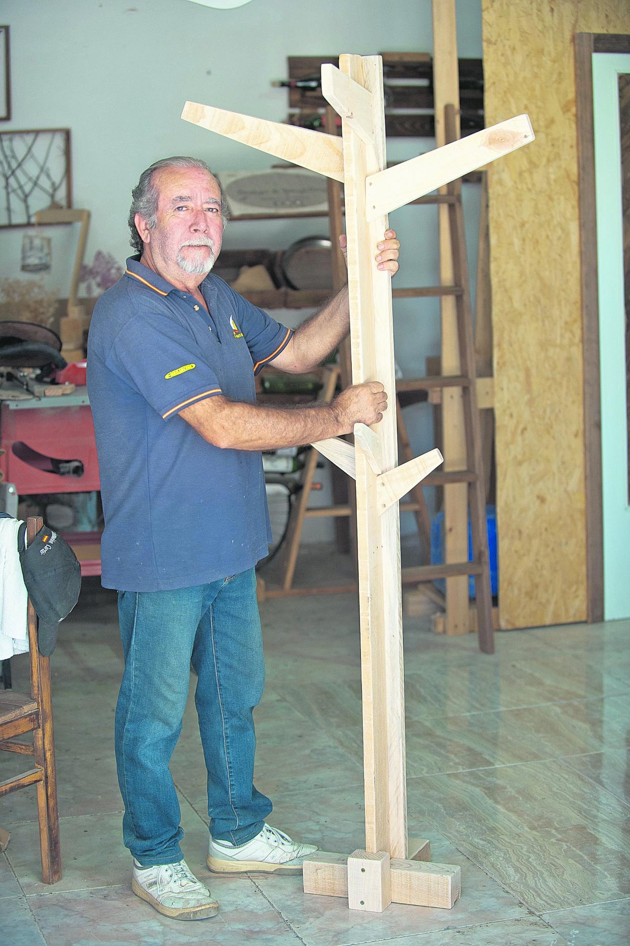 Ernesto Marcos Guerrero, con una de sus piezas.