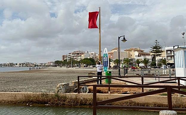 Izado de bandera roja en Lo Pagán.