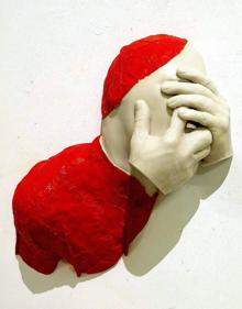 Imagen secundaria 2 - Dos visitantes observan las piezas mostradas hasta el 4 de noviembre. | Lidó Rico, junto a una de sus creaciones. | Una de las obras expuestas más inquietantes. 