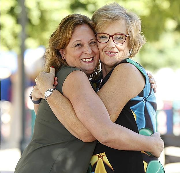 María Dolores Alcántara se funde en un abrazo con su madre, Santi Cuevas Zambudio.