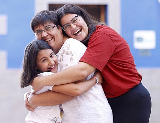 Carmen Rubio se abraza a sus hijas Nerea y Paula, su mejor apoyo en la lucha contra la enfermedad.
