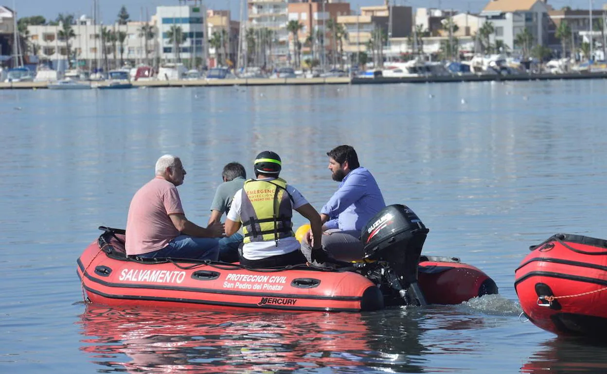 Fernando López Miras, este domingo, durante su visita a San Pedro del Pinatar.