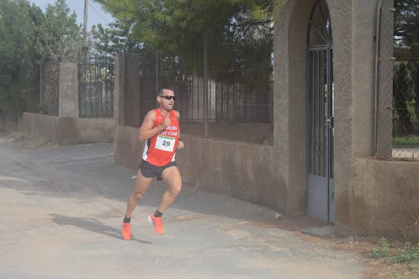 El ganador masculino completa los 9 kilómetros del recorrido en 29:44 minutos, por los 34:23 para la corredora del Mobel Automenor Running Team