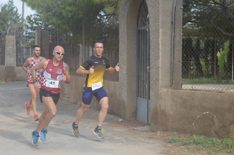 El ganador masculino completa los 9 kilómetros del recorrido en 29:44 minutos, por los 34:23 para la corredora del Mobel Automenor Running Team