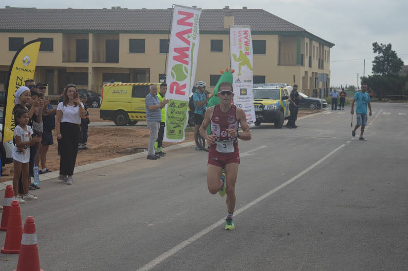 El ganador masculino completa los 9 kilómetros del recorrido en 29:44 minutos, por los 34:23 para la corredora del Mobel Automenor Running Team