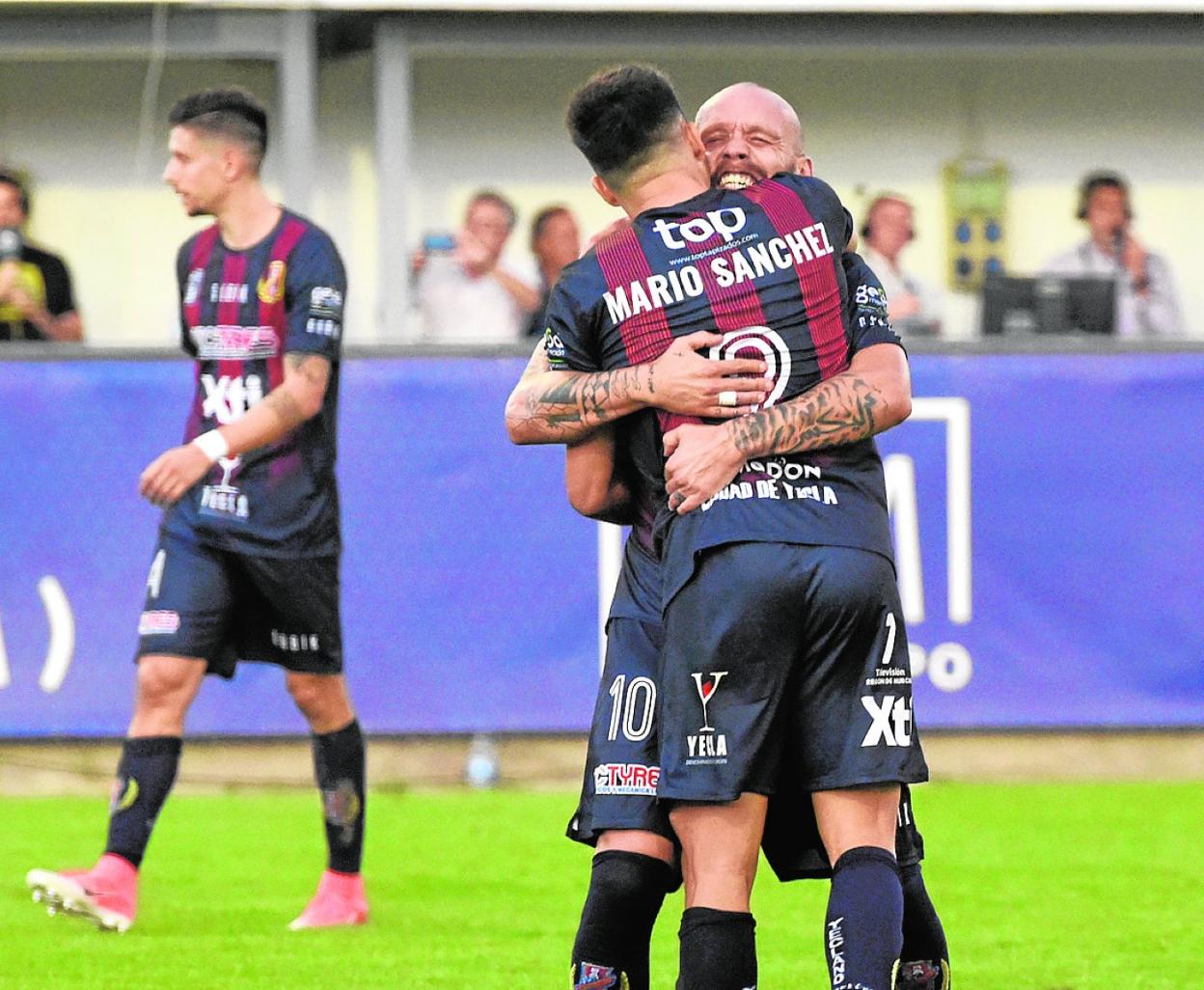 Álex Vaquero celebra el triunfo con Mario Sánchez. 