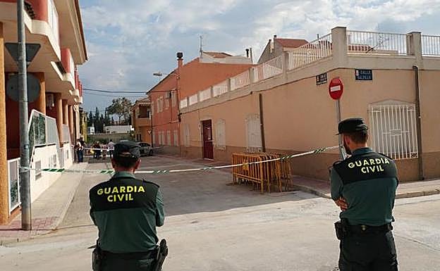 La Guardia Civil acordona la calle donde tuvo lugar el suceso.