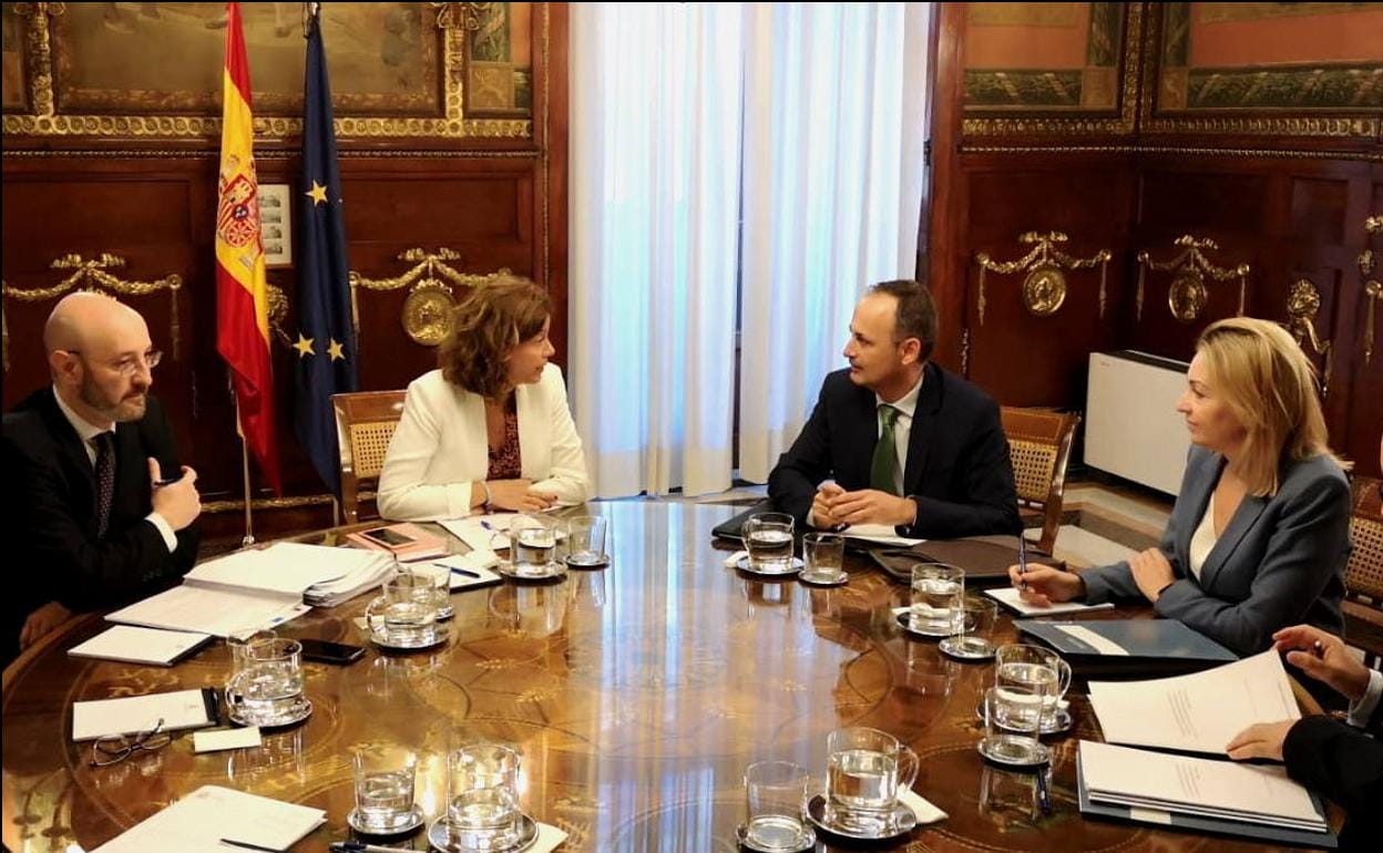 El consejero Javier Celdrán, durante su reunión con la secretaria de Estado de Hacienda, Inés María Bardón.