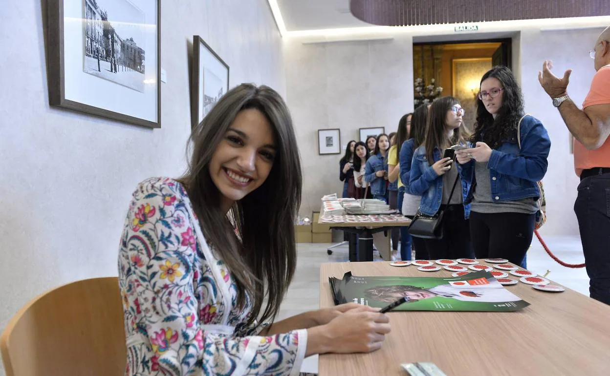 Ana Guerra, durante una firma de autógrafos en Murcia, en una imagen de archivo.