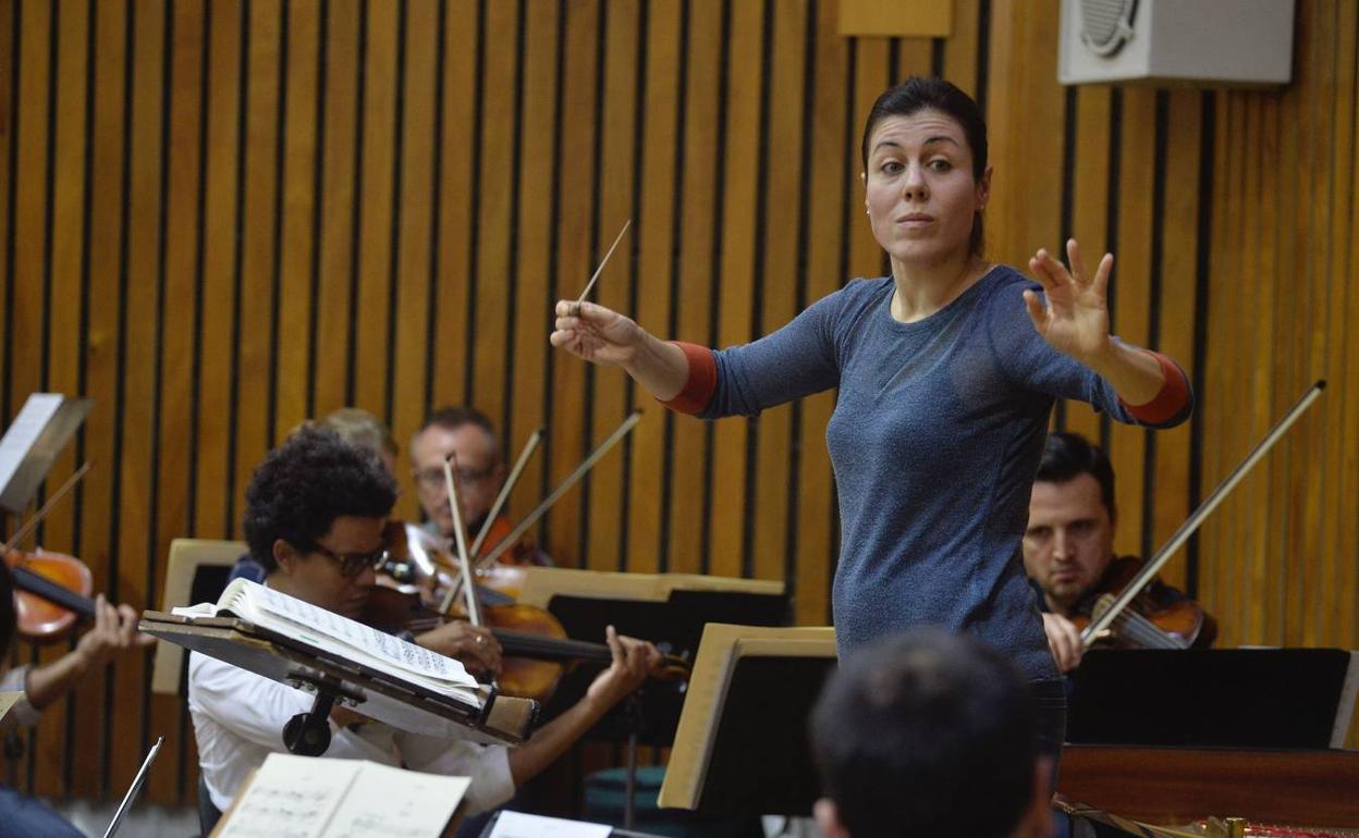 Imagen de archivo de un ensayo de la OSRM con su directora Virginia Martínez.