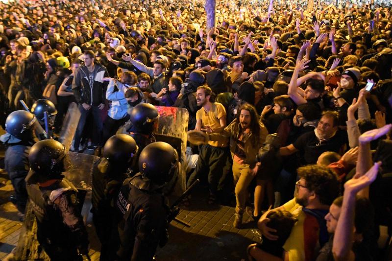 Barricadas de fuego, gritos en favor de la independencia y múltiples objetos en las calles de Barcelona