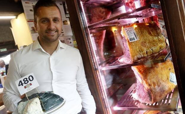 Imagen principal - Un bar de Asturias pagó 14.300 euros por 2,62 kilos de queso de Cabrales. La exposición más grande de vestidos de papel del mundo recaló en Cataluña. David Robles batió el récord de distancia recorrida en subir escaleras en una hora. Lo hizo en Zaragoza.