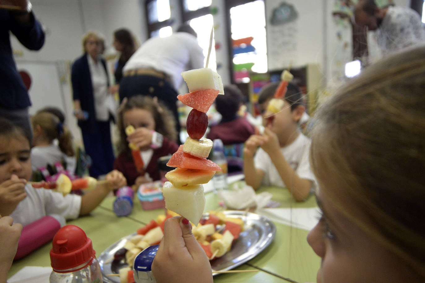 Con motivo del Día Mundial de la Alimentación, Villegas visitó el colegio de Educación Infantil y Primaria Cierva Peñafiel de Murcia, donde destacó que «la infancia es un periodo determinante para inculcar comportamientos para adoptar un estilo de vida sano y fomentar una dieta equilibrada».