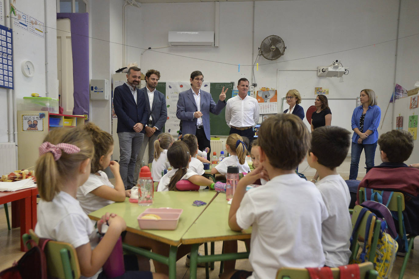 Con motivo del Día Mundial de la Alimentación, Villegas visitó el colegio de Educación Infantil y Primaria Cierva Peñafiel de Murcia, donde destacó que «la infancia es un periodo determinante para inculcar comportamientos para adoptar un estilo de vida sano y fomentar una dieta equilibrada».