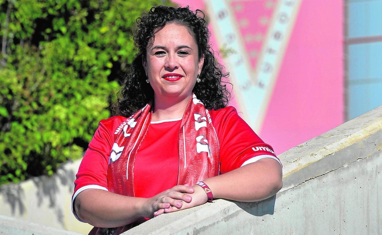 Maribel Cabezos, ayer, en la fachada principal de la Nueva Condomina. 