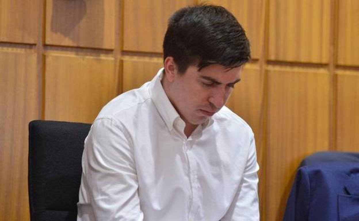 El acusado, Adrián S.C., este lunes en la Audiencia Provincial, durante el comienzo del juicio.