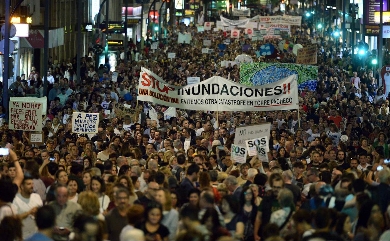 Protesta en Murcia, este jueves, para pedir soluciones ante las inundaciones y protección para el Mar Menor.