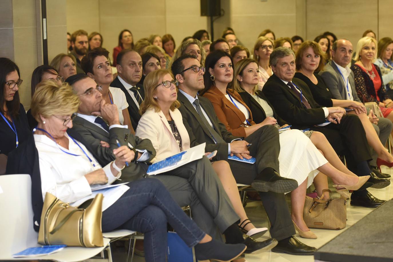 Un foro reúne a cinco mujeres de éxito de los sectores de la banca, la empresa y la música para compartir su experiencia profesional 