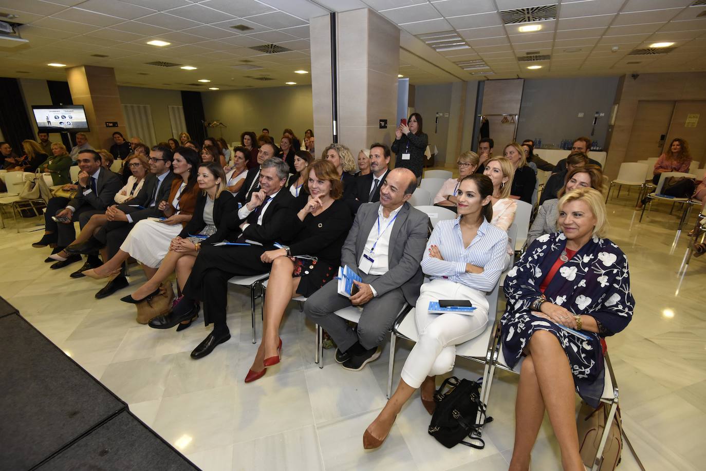 Un foro reúne a cinco mujeres de éxito de los sectores de la banca, la empresa y la música para compartir su experiencia profesional 