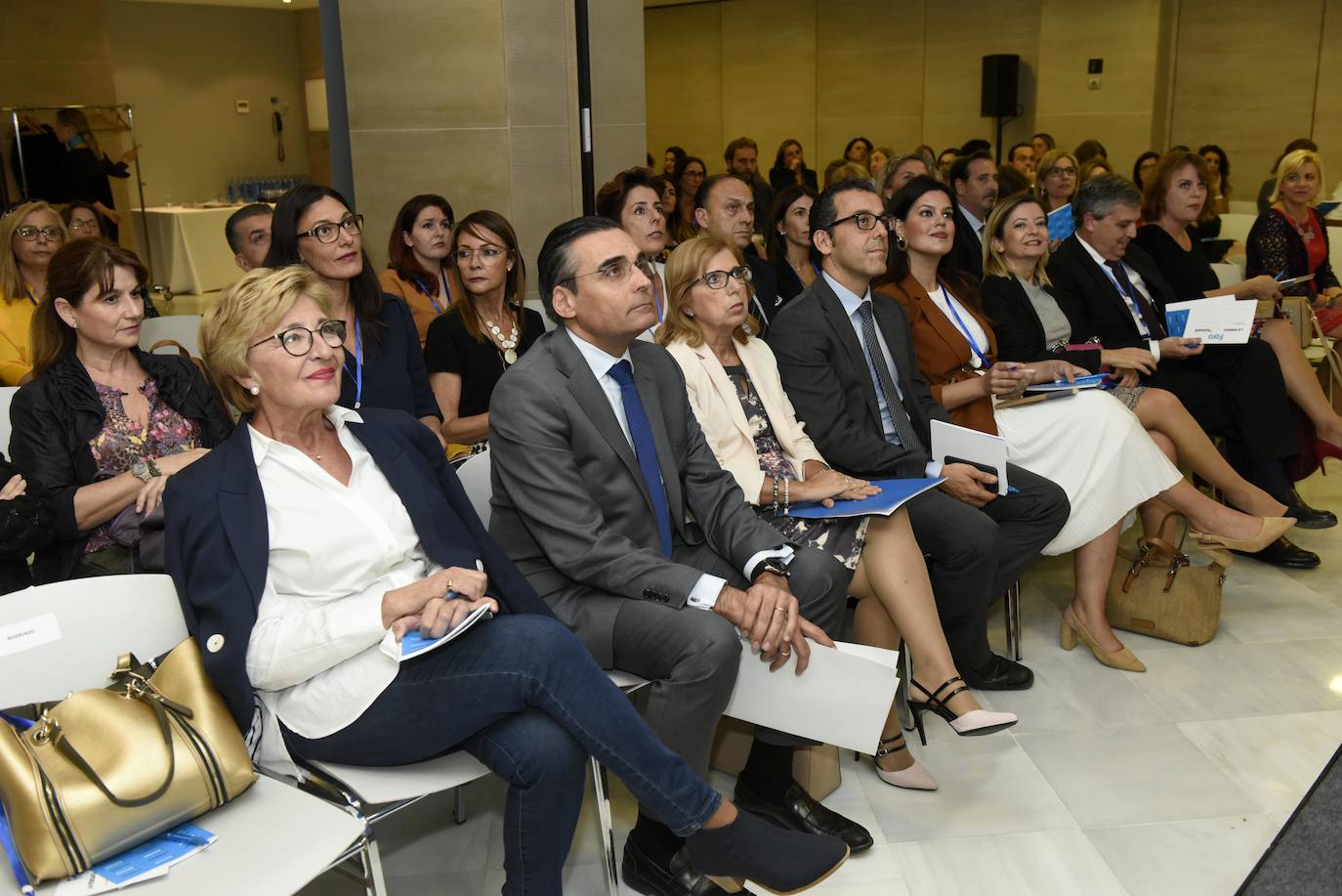 Un foro reúne a cinco mujeres de éxito de los sectores de la banca, la empresa y la música para compartir su experiencia profesional 