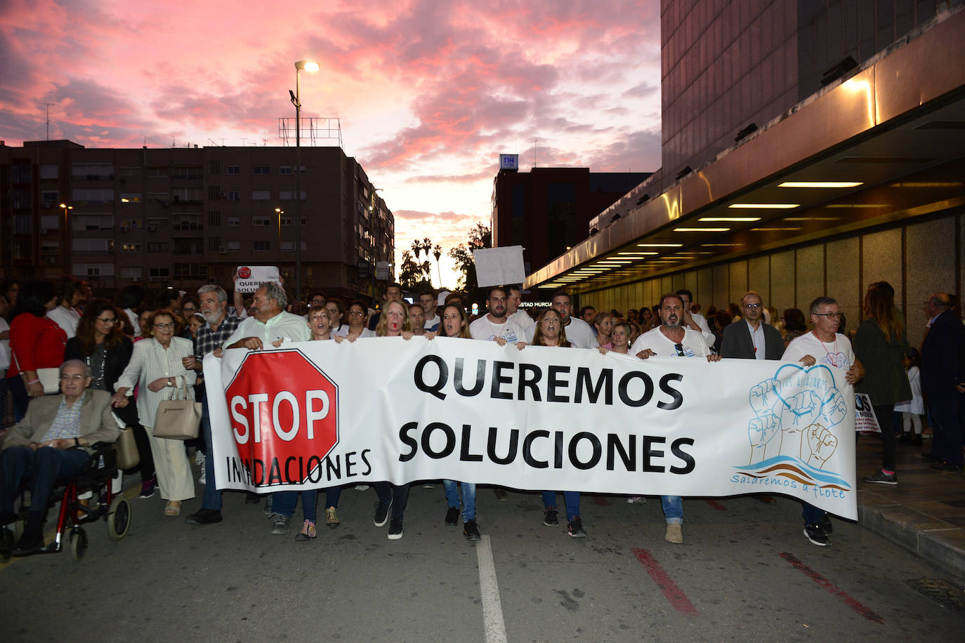 Los alcaldes de San Pedro, San Javier, Los Alcázares y Torre Pacheco, el presidente de la Cofradía de Pescadores de San Pedro y representantes de la plataforma Stop inundaciones se reunieron tras la marcha con el delegado del Gobierno, Francisco Jiménez