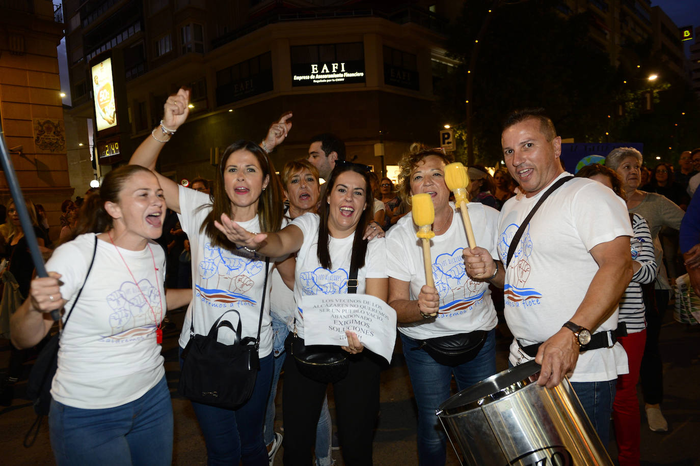Los alcaldes de San Pedro, San Javier, Los Alcázares y Torre Pacheco, el presidente de la Cofradía de Pescadores de San Pedro y representantes de la plataforma Stop inundaciones se reunieron tras la marcha con el delegado del Gobierno, Francisco Jiménez