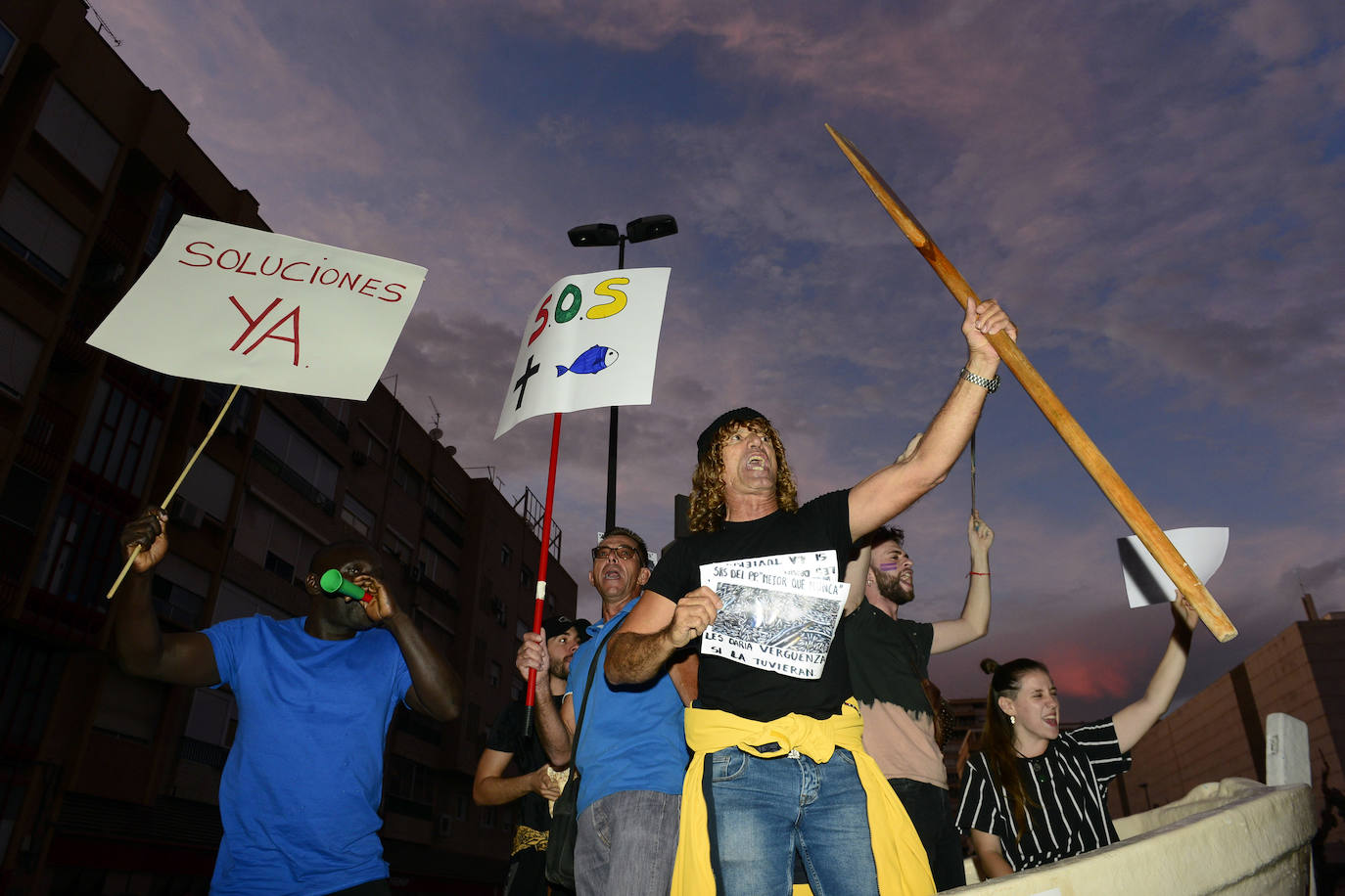 Los alcaldes de San Pedro, San Javier, Los Alcázares y Torre Pacheco, el presidente de la Cofradía de Pescadores de San Pedro y representantes de la plataforma Stop inundaciones se reunieron tras la marcha con el delegado del Gobierno, Francisco Jiménez