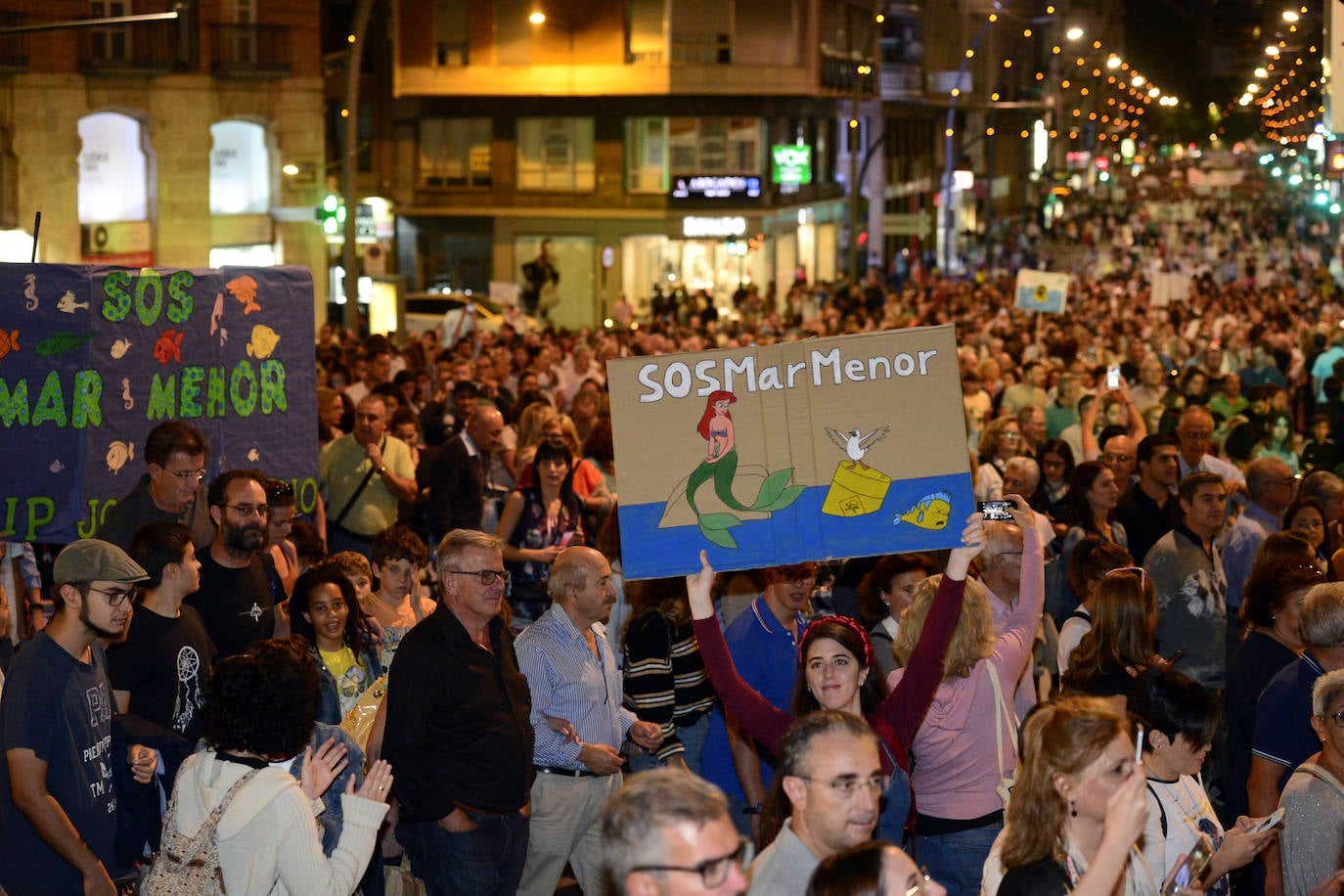 Los alcaldes de San Pedro, San Javier, Los Alcázares y Torre Pacheco, el presidente de la Cofradía de Pescadores de San Pedro y representantes de la plataforma Stop inundaciones se reunieron tras la marcha con el delegado del Gobierno, Francisco Jiménez