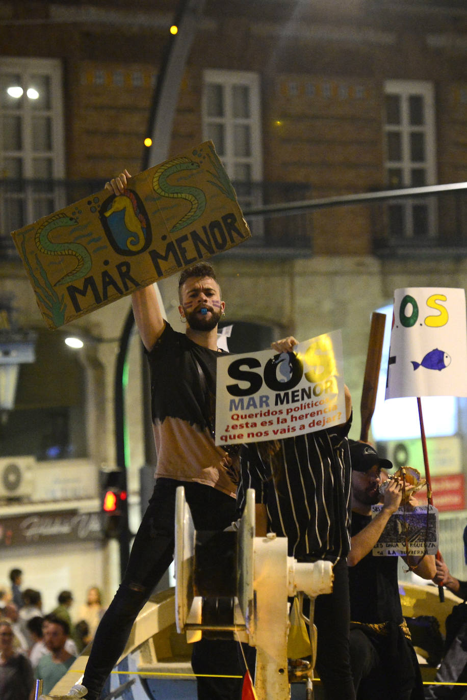 Los alcaldes de San Pedro, San Javier, Los Alcázares y Torre Pacheco, el presidente de la Cofradía de Pescadores de San Pedro y representantes de la plataforma Stop inundaciones se reunieron tras la marcha con el delegado del Gobierno, Francisco Jiménez