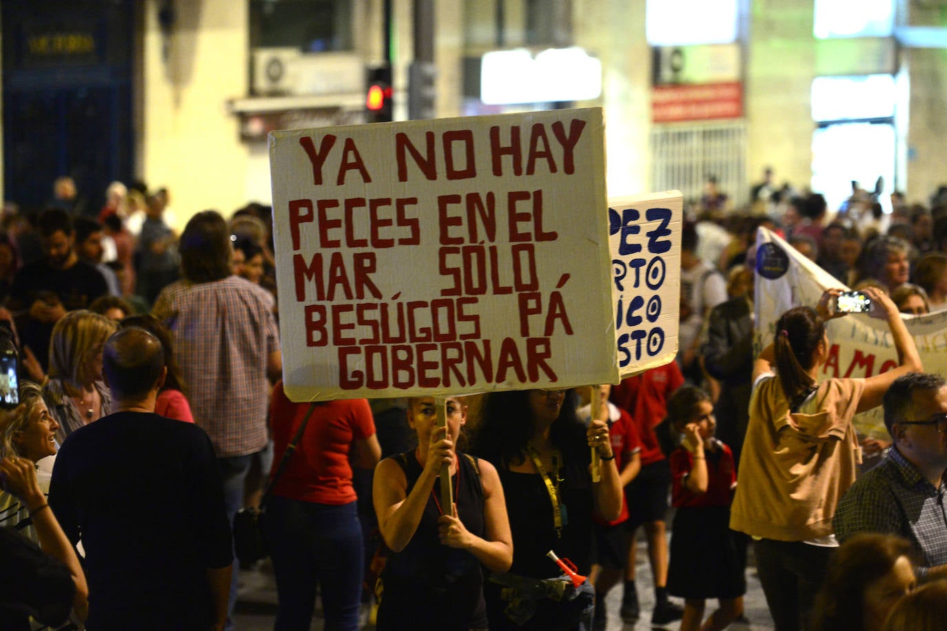 Los alcaldes de San Pedro, San Javier, Los Alcázares y Torre Pacheco, el presidente de la Cofradía de Pescadores de San Pedro y representantes de la plataforma Stop inundaciones se reunieron tras la marcha con el delegado del Gobierno, Francisco Jiménez