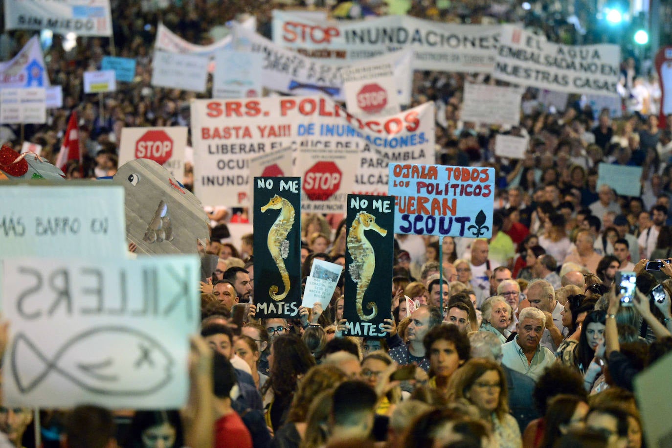 Los alcaldes de San Pedro, San Javier, Los Alcázares y Torre Pacheco, el presidente de la Cofradía de Pescadores de San Pedro y representantes de la plataforma Stop inundaciones se reunieron tras la marcha con el delegado del Gobierno, Francisco Jiménez