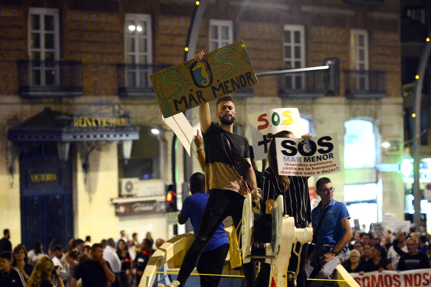 Los alcaldes de San Pedro, San Javier, Los Alcázares y Torre Pacheco, el presidente de la Cofradía de Pescadores de San Pedro y representantes de la plataforma Stop inundaciones se reunieron tras la marcha con el delegado del Gobierno, Francisco Jiménez
