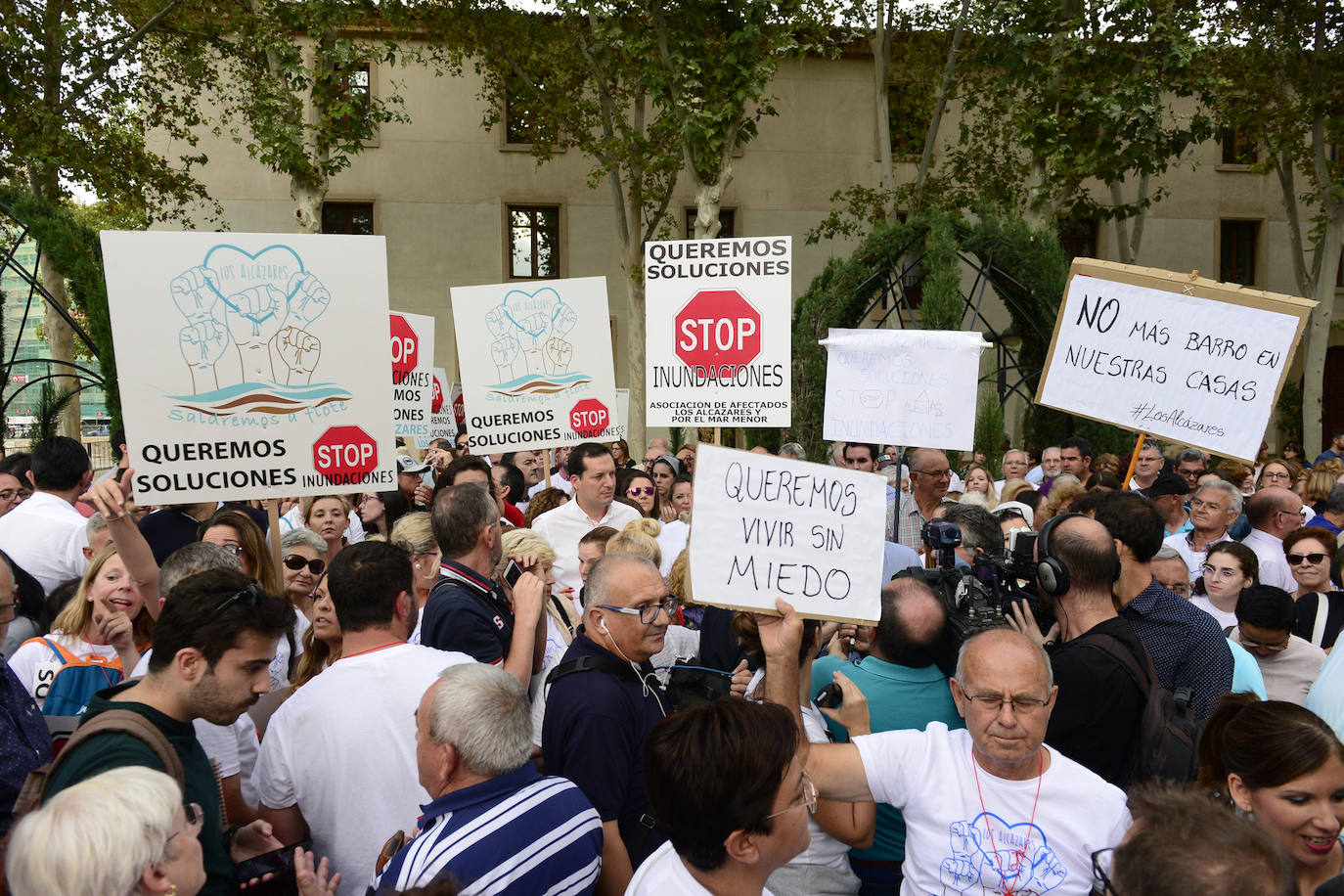 Los alcaldes de San Pedro, San Javier, Los Alcázares y Torre Pacheco, el presidente de la Cofradía de Pescadores de San Pedro y representantes de la plataforma Stop inundaciones se reunieron tras la marcha con el delegado del Gobierno, Francisco Jiménez