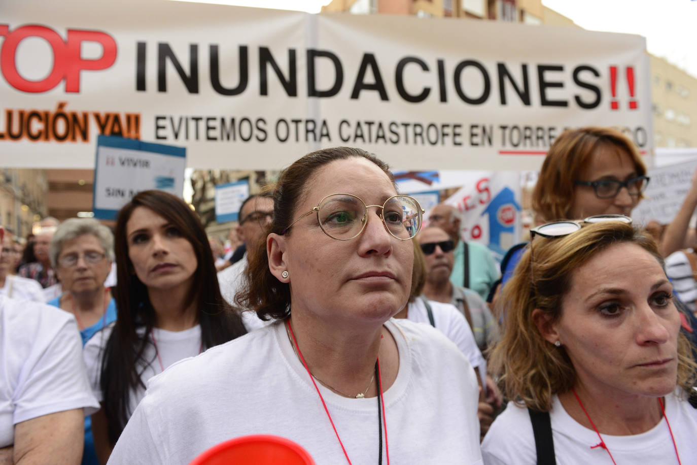 Los alcaldes de San Pedro, San Javier, Los Alcázares y Torre Pacheco, el presidente de la Cofradía de Pescadores de San Pedro y representantes de la plataforma Stop inundaciones se reunieron tras la marcha con el delegado del Gobierno, Francisco Jiménez