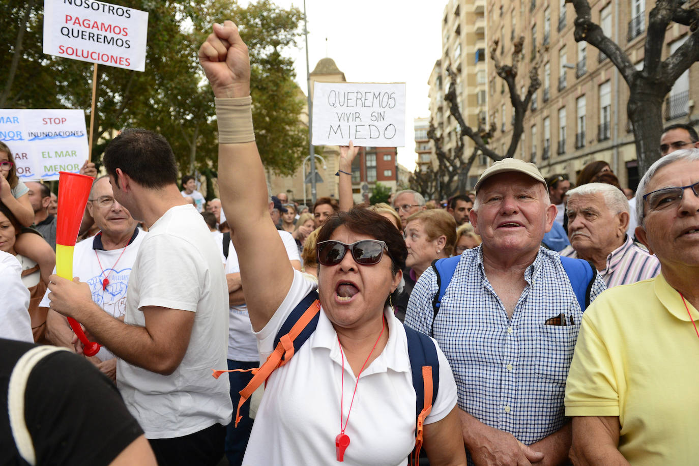Los alcaldes de San Pedro, San Javier, Los Alcázares y Torre Pacheco, el presidente de la Cofradía de Pescadores de San Pedro y representantes de la plataforma Stop inundaciones se reunieron tras la marcha con el delegado del Gobierno, Francisco Jiménez