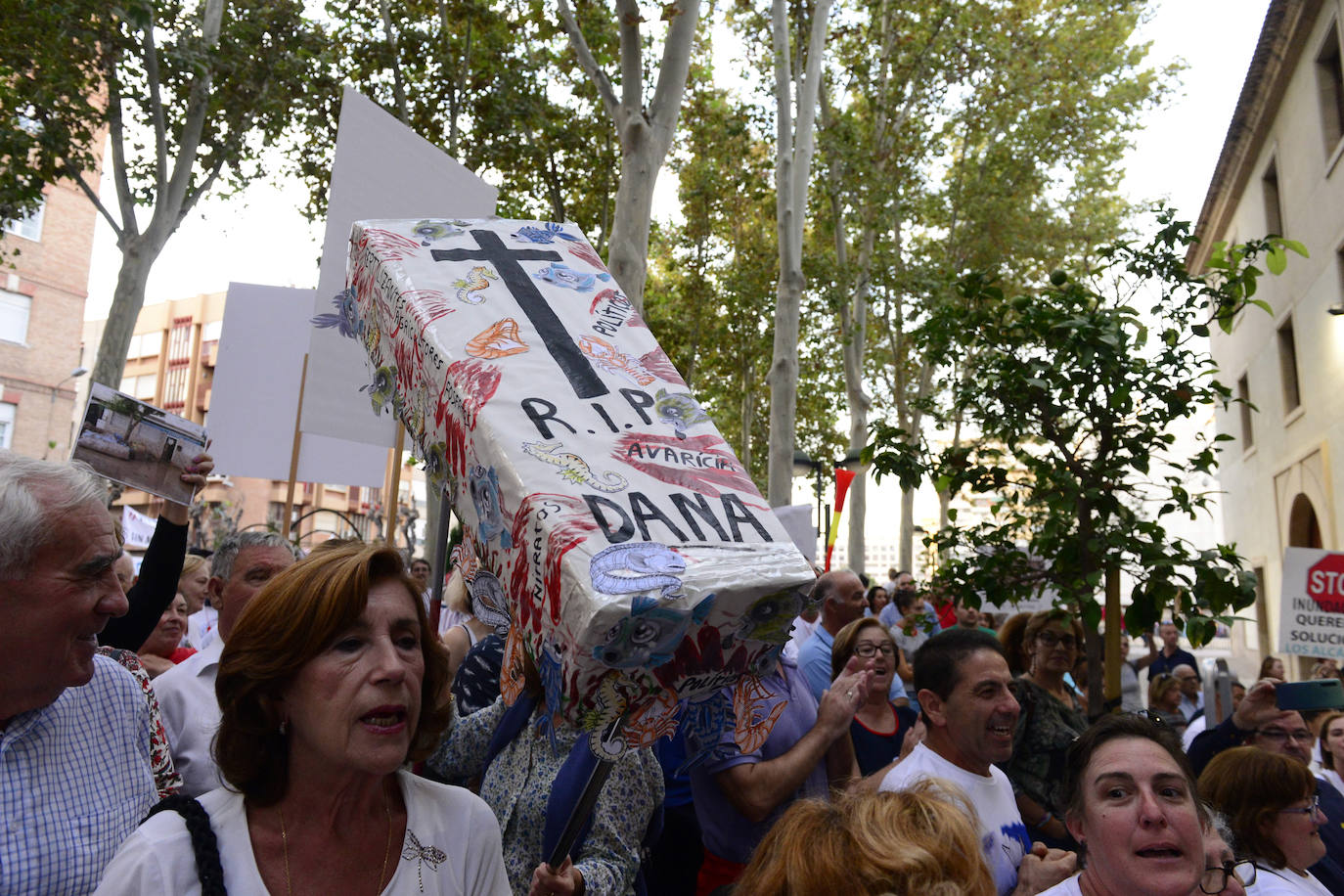 Los alcaldes de San Pedro, San Javier, Los Alcázares y Torre Pacheco, el presidente de la Cofradía de Pescadores de San Pedro y representantes de la plataforma Stop inundaciones se reunieron tras la marcha con el delegado del Gobierno, Francisco Jiménez