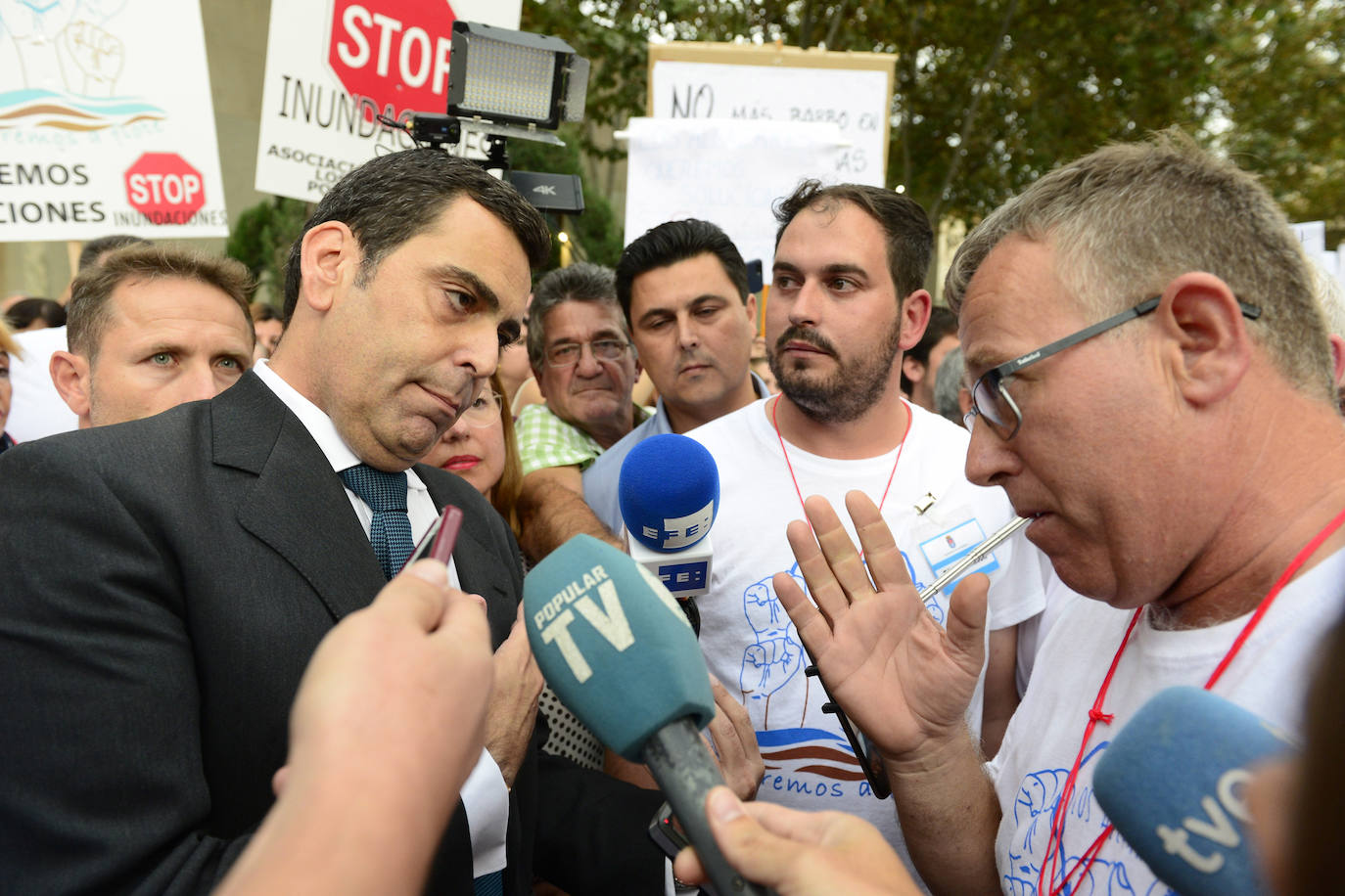Los alcaldes de San Pedro, San Javier, Los Alcázares y Torre Pacheco, el presidente de la Cofradía de Pescadores de San Pedro y representantes de la plataforma Stop inundaciones se reunieron tras la marcha con el delegado del Gobierno, Francisco Jiménez