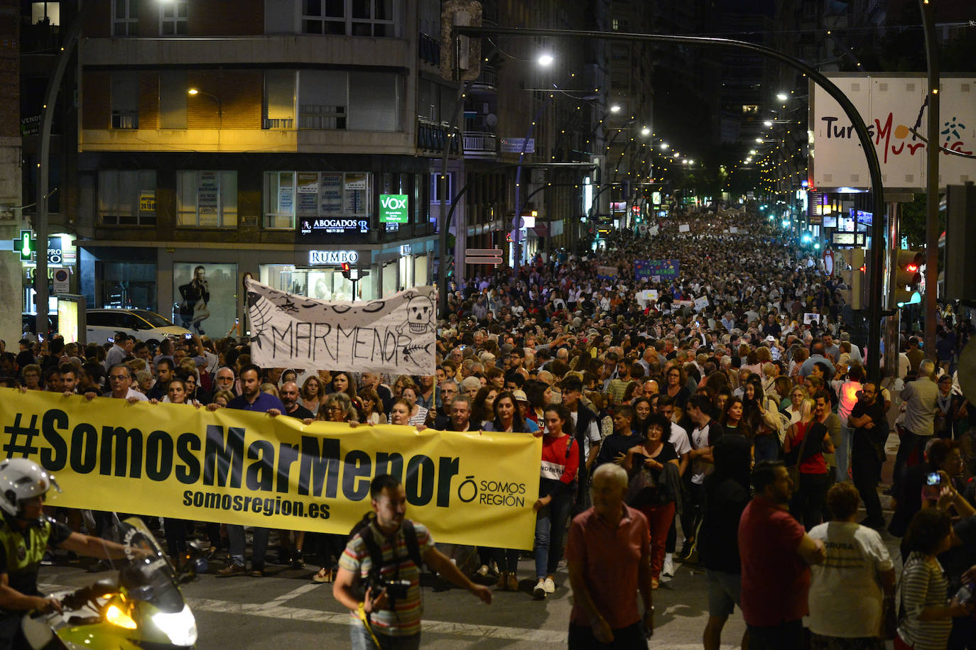 Los alcaldes de San Pedro, San Javier, Los Alcázares y Torre Pacheco, el presidente de la Cofradía de Pescadores de San Pedro y representantes de la plataforma Stop inundaciones se reunieron tras la marcha con el delegado del Gobierno, Francisco Jiménez