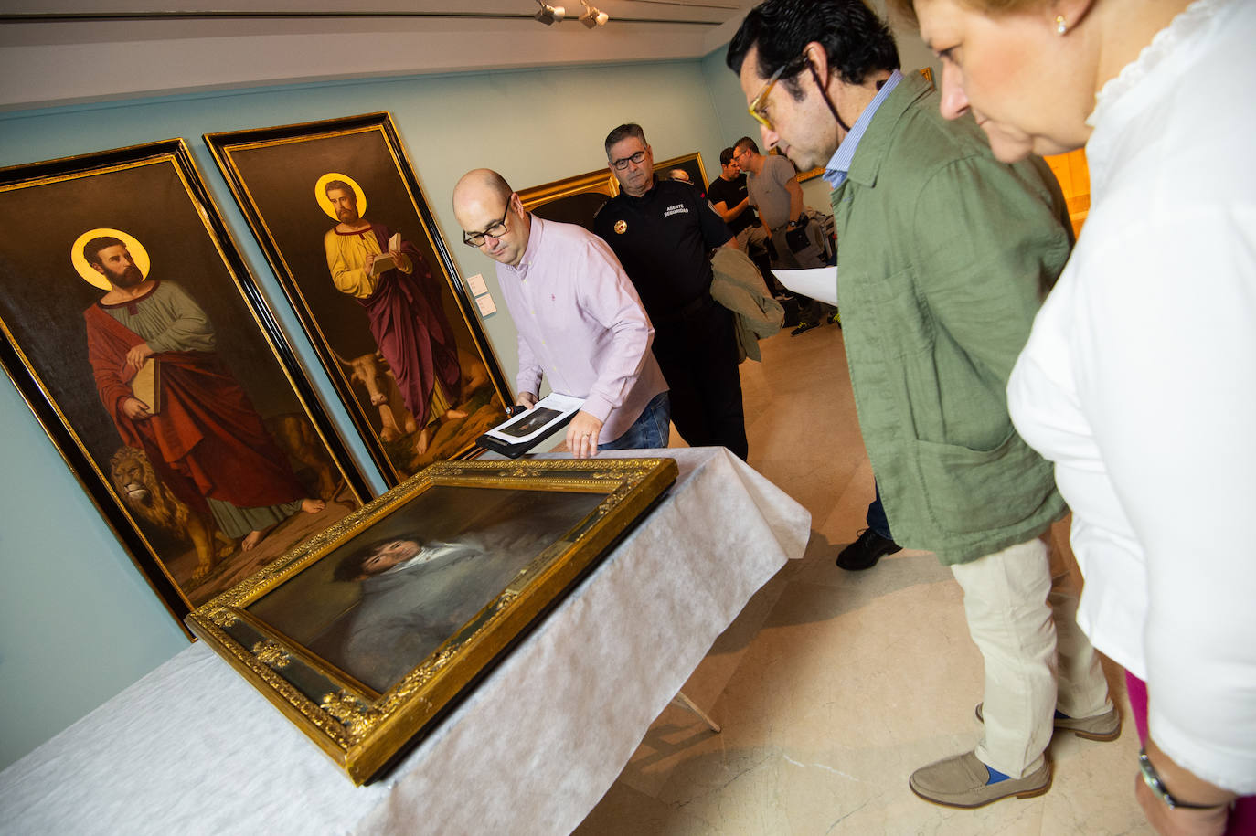Dos técnicos cuelgan el retrato de Isidoro Máiquez, esta mañana en el Mubam.